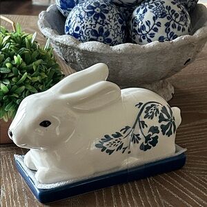 NEW! Blue & White Floral Chinoiserie Ceramic Bunny Rabbit Butter Dish
